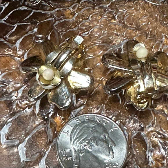 Vintage White Floral Earrings with Gold Accents E18 - Picture 2 of 2